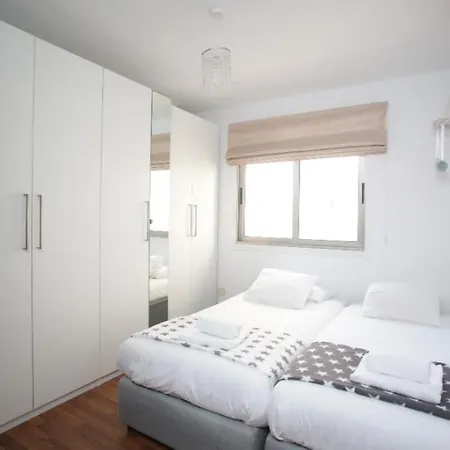 Lägenhet Quiet, Spacious, Luxury 2-bedroom With Sea View. Larnaca